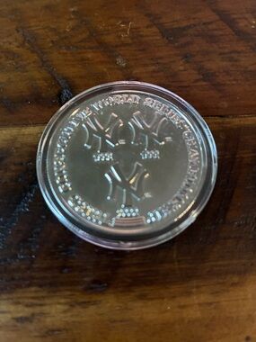 NEW YORK YANKEES 3RD CONSECUTIVE WORLD SERIES COIN #908